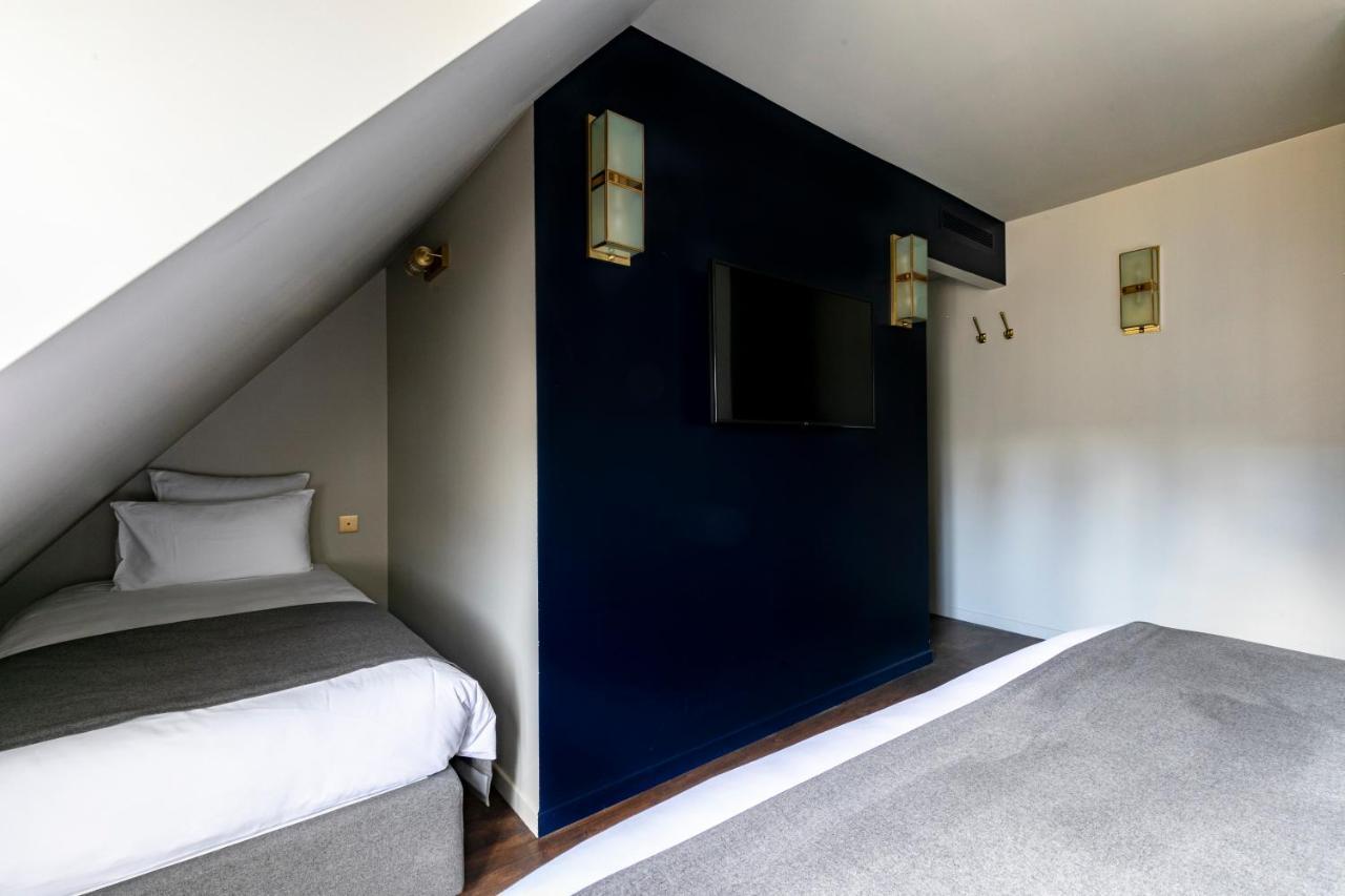 Deluxe Room (2 Adults + 1 Child),1168309735:JPEG