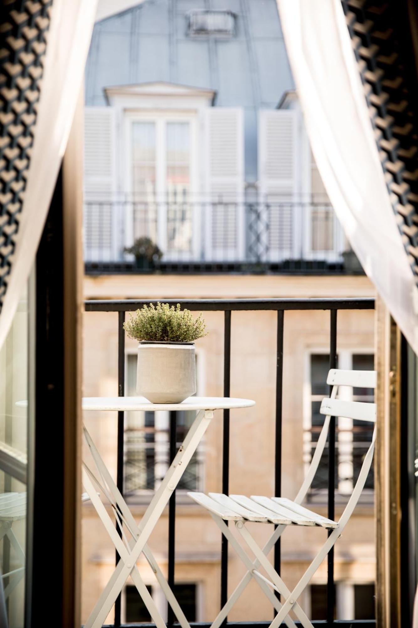 Queen Room Balcony Paris Rooftops View,1643141977:JPEG