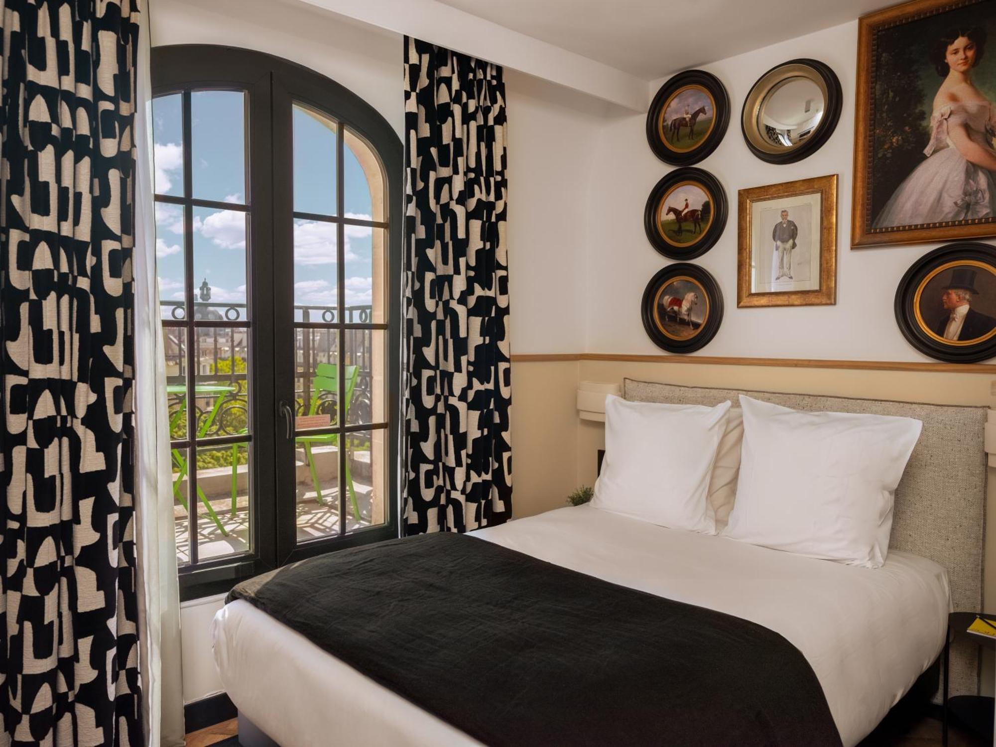 Cosy Room Balcony Paris View,1555910383:JPEG