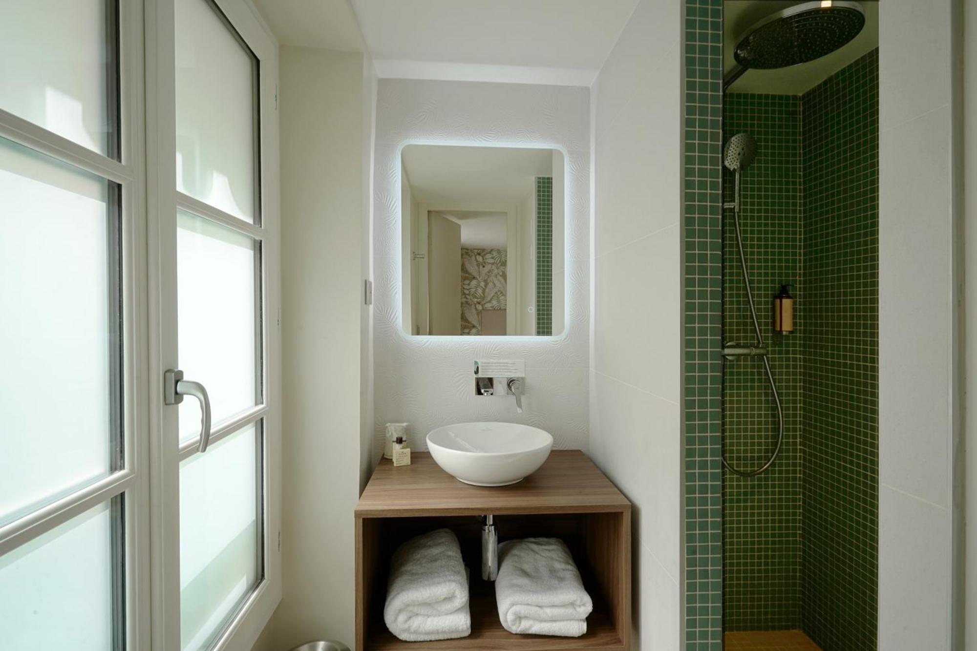 Superior Queen Room Shower Non-Smoking