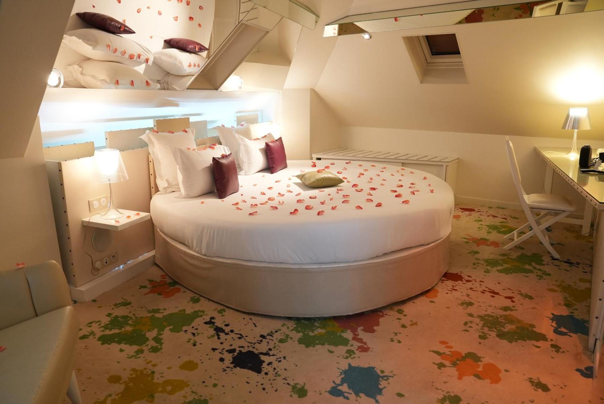 Quarto Duplo Atelier d'Artiste com Banheira de Hidromassagem e Cama Redonda