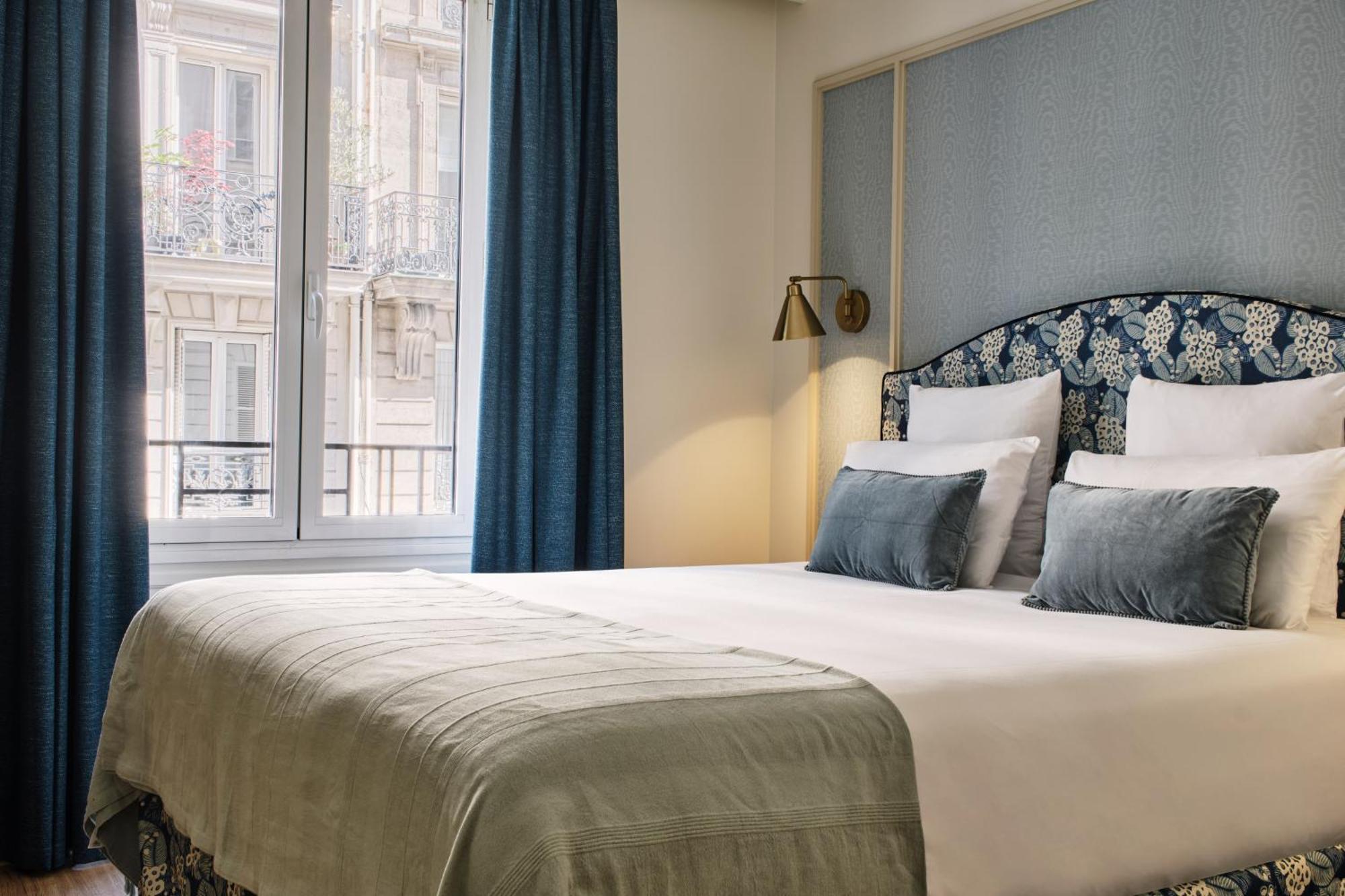 Quarto Clássico com Cama de Casal ou 2 de Solteiro