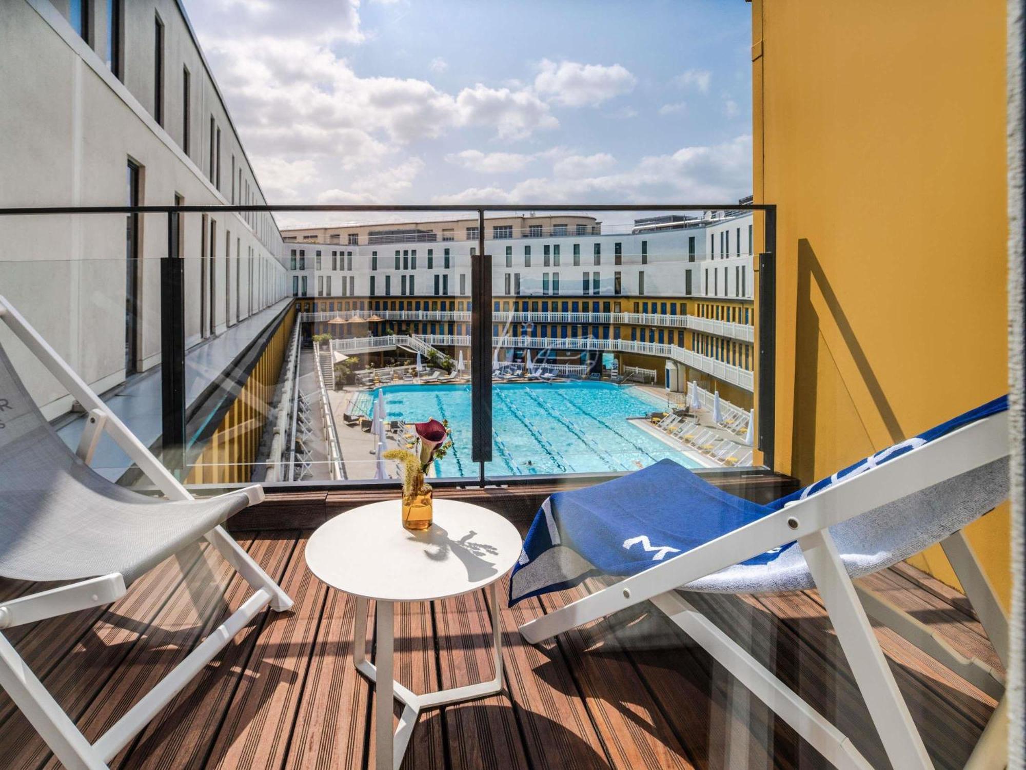 Suite met Balkon en Uitzicht op het Zwembad