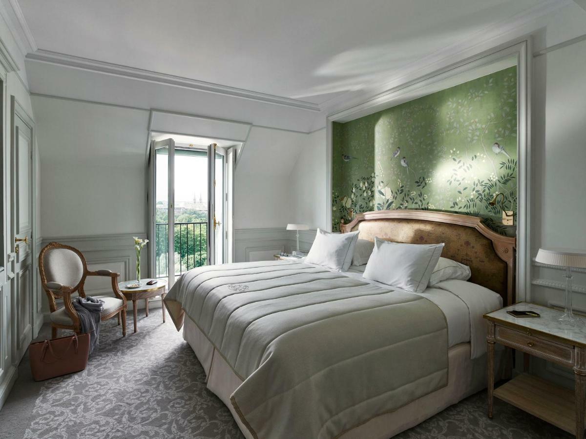 Superior Room Eiffel view balcony